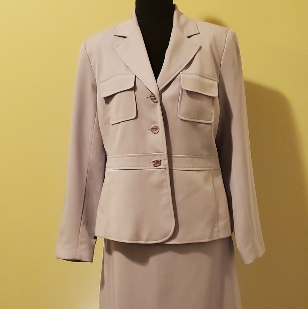 Skirt suit